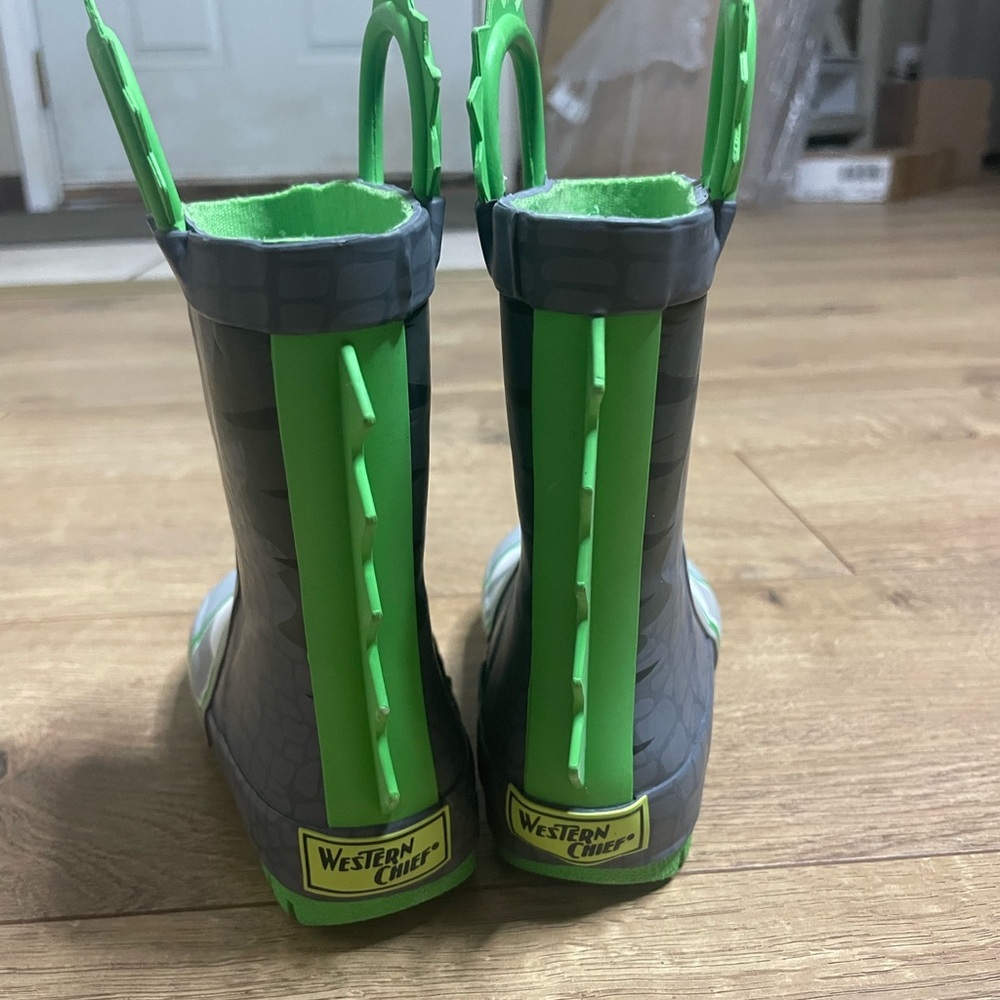 NWOT Western Chief Gray and Green Dinosaur Rain Boots size 7 - Picture 2 of 6